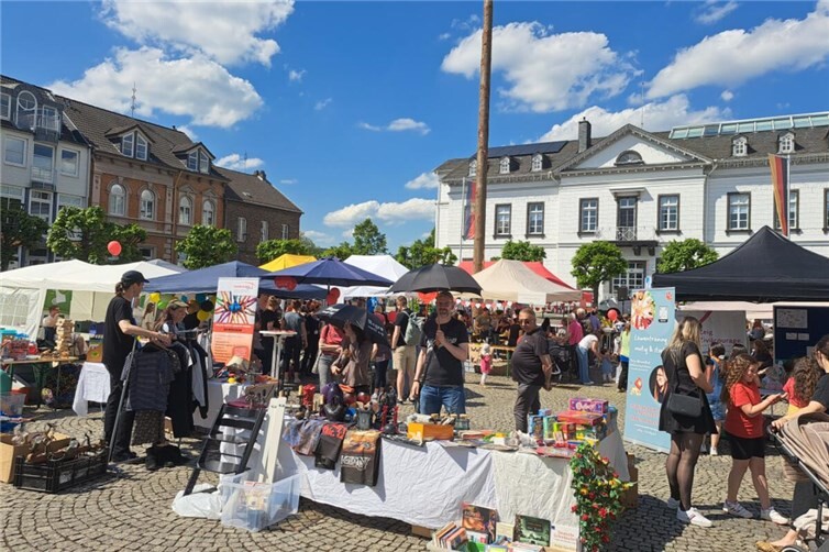 Das abwechslungsreiche Bühnenprogramm und die bunte Mischung an Ständen und Aktionen lockten viele Besucherinnen und Besucher auf den Kirchplatz. 