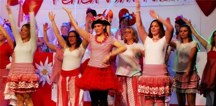 Das abwechslungsreichen Bühnenprogramm der Möhnensitzung brachte Stimmung in den Römer-Saal. Fotos: privat