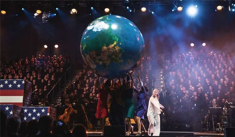 Das achtköpfige Ensemble begeisterte das Publikum von Anfang an. Doch das sehens- und hörenswerte Musical lebte vor allem aus der Kraft des starken Chores, der auch mit choreografischen Einlagen und Lichteffekten eine ganze Hallenseite des Ranges füllte.Foto: privat
