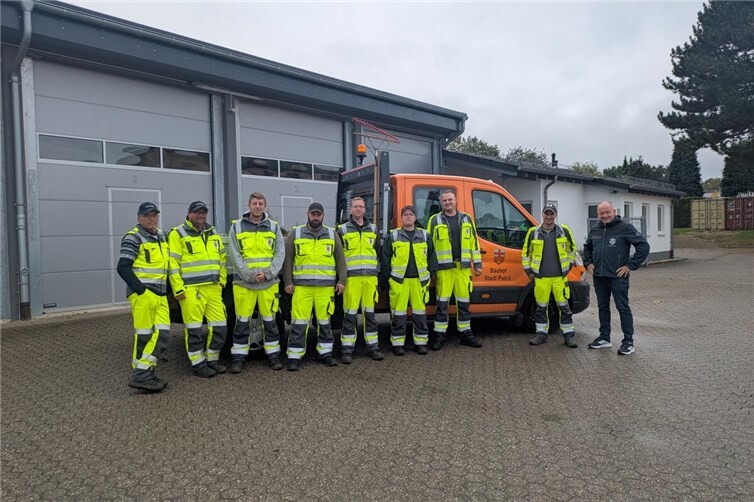 Bauhof der Stadt Polch tritt künftig in einheitlicher Arbeitskleidung auf Das achtköpfige Team des Bauhofs mit Stadtbürgermeister Gerd Klasen (1.v.r.) und Bauhofleiter Simon Sauer (2.v.r.) in der neuen einheitlichen Arbeitskleidung mit Stadtwappen und Schriftzug „Bauhof Stadt Polch“. Foto: Stadt Polch