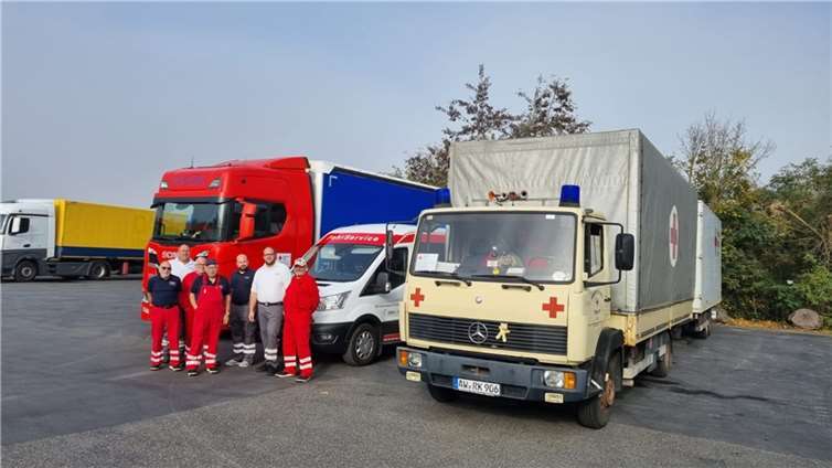 Das achtköpfige Team startete mit einem geleasten 40t-Sattelzug und einem 7,5t-LKW mit Anhänger und einem MTW als Begleitfahrzeug von Weibern aus nach Lublin. Foto: DRK-Auslandhilfeteam
