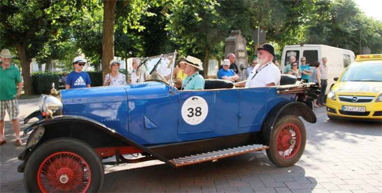 Das älteste Auto im Feld war ein „Salmson Phaeton A 4“ in einem wunderschönem „Blau“.Dieses Prachtstück gehörte einst einem französischen Maschinenbau-Unternehmen von 1924. Bernd Ostrowski und Beifahrer Ingo Bothe gingen mit dieser Rarität auf die Strecke.. MFU