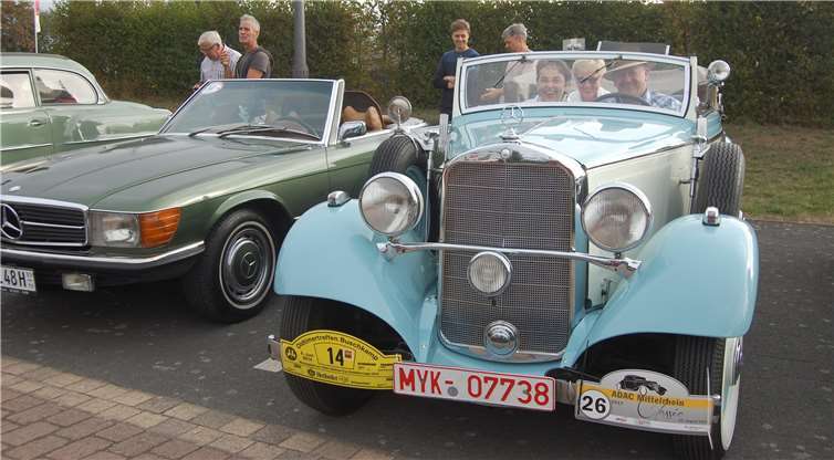 Das älteste Fahrzeug, ein Mercedes-Benz 200 Cabriolet (Baujahr 1935), mit Hennes Geishecker am Steuer.