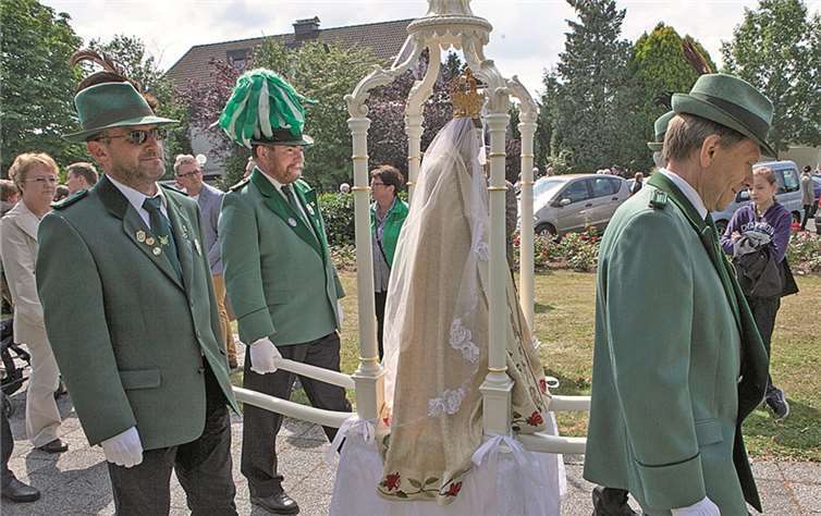 Das älteste Gnadenbild in der Erzdiözese Köln, die „Rosa Mystica“, zog in Begleitung der Buschhovener Bürgerschützen bei der 824. Wallfahrt durch den Ort.JOST