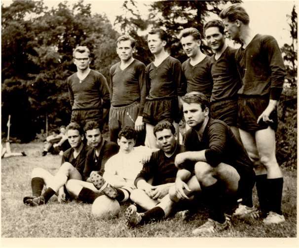 Das älteste (noch verfügbare) Mannschaftsfoto in der GSV-Geschichte aus dem Jahr 1962 - damals lief man noch unter dem Namen SC 62 Vettelhoven auf.  Foto: privat