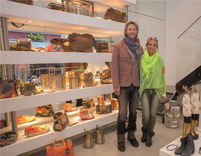 Das agile Unternehmerpaar Arlette Kaballo und Jörg Rebhuhn in ihrem neuen Schuhgeschäft. WT