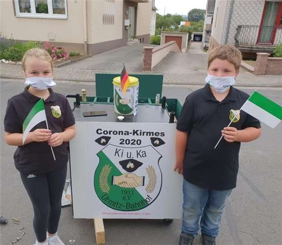 Das aktuelle Kinderprinzenpaar zog mit dem Corona-Festwagen durch die Straßen.