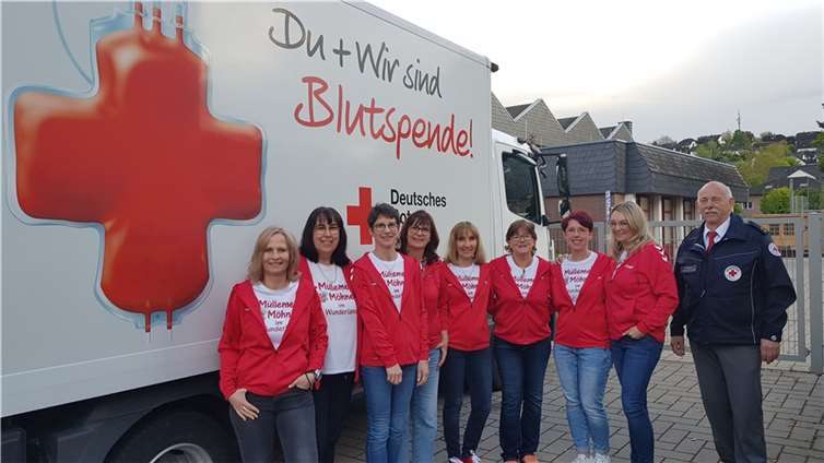 Das aktuelle Möhnenpaar beteiligte sich gemeinsam mit seinem Hofstaat an der jüngsten Blutspende-Aktion.  Foto: Horst Hohn