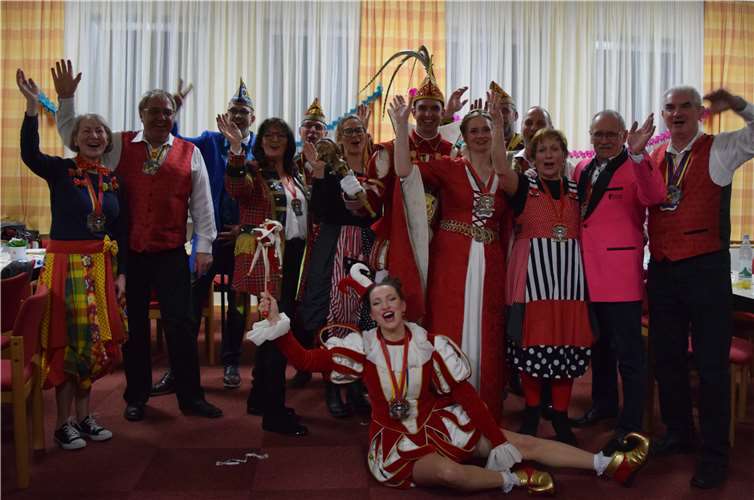 Das aktuelle Prinzenpaar Simon I. und Susi I. mit dem Ex-Prinzenpaar 2000, Ernst II. und Heidi I. (2. und 3. v.r.) mit Hofstaat sowie Gefolge. Fotos: privat