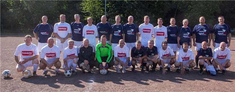 Das allerletzte Spiel auf dem Tenneplatz des SC Villip bestritten die Altherren der Gastgeber gegen die Altherren des SV Wachtberg.JOST