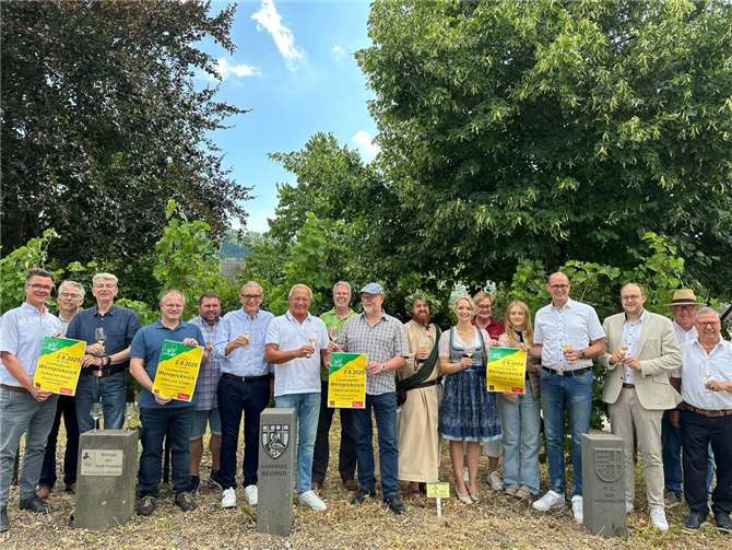 Das alljährliche Treffen mit den Leutesdorfer WeinSTEIGwinzern mit der Präsentation der diesjährigen Auflage der Veranstaltung „Tafeln am Strom - dem Leutesdorfer Weinpicknick“ am 2. August in den Rheinanlagen nutzte Landrat Achim Hallerbach für ein eindringliches Plädoyer zur Zusammenarbeit beim Wein-Marketing.  Foto: Thomas Herschbach