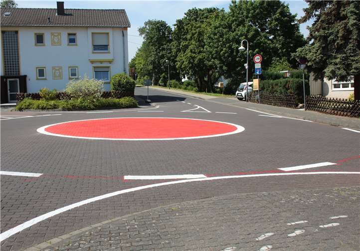 Das allmorgendliche Verkehrschaos im Kreuzungsbereich vor der Weißenthurmer Grundschule wird nun durch die kreiselförmige Verkehrsführung gemildert. Weitere Maßnahmen sind in Planung. Foto: privat