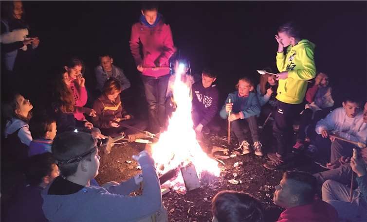 Das allseits beliebte Stockbrotbacken am Lagerfeuer war eine der Aktionen bei den Kennlerntagen der Gesamtschule Rheinbach. privat