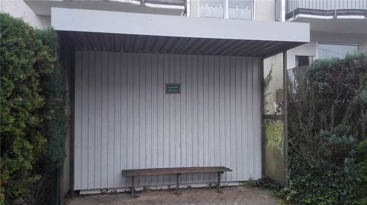 Das alte Buswartehäuschen ...privat