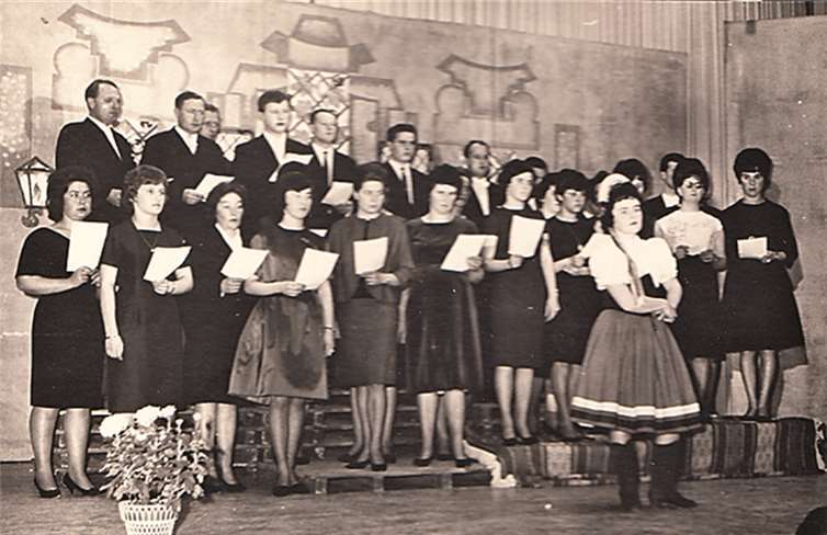 Das alte Foto zeigt den Chor bei seinem ersten Konzert 1963, die Solistin ist Erna Busenkell. privat