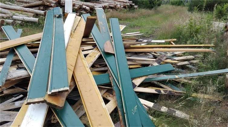 Das alte Holz einer Gartenhütte wurde in einem Wald bei Daaden gefunden.  Fotos: Polizei