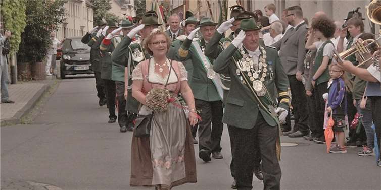 Das alte Königspaar Karl-Heinz Steffes mit Königin Vera grüßen die befreundeten Schützenvereine beim Festumzug am Sonntag. -AND-