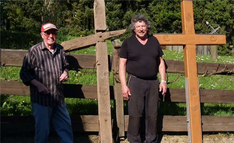 Das alte und das neue Waldkreuz.