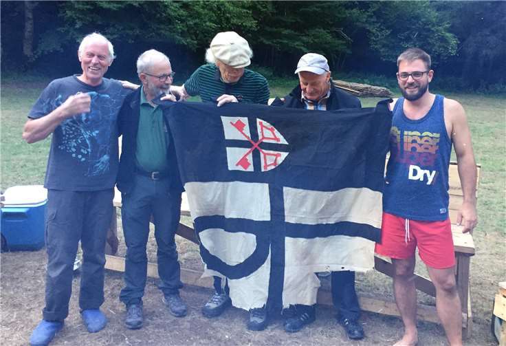 Das altehrwürdige Banner aus der Gründungszeit des Zeltlagers der Pfarrjugend Maria Himmelfahrt übernahm Jan Eller von Klaus Thoma, Rainer Helf, Walter Thünker und Manfred Oster.Foto: privat