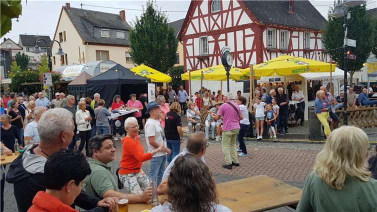 Das altehrwürdige, rund 350 Jahre Fachwerkhaus, bot die perfekte Kulisse für eine schöne Sommer-Kirmes im Herzen der Stadt Mülheim-Kärlich. Fotos: KH