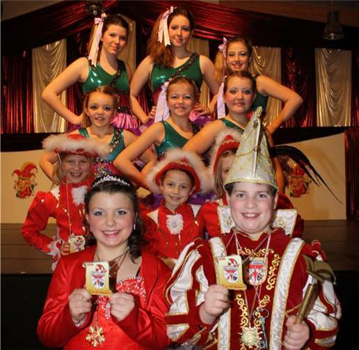 Das amtierende Kinderprinzenpaar Nils und Lena präsentierte in charmanter Begleitung den neuen Müllenbacher Karnevalsorden. TE