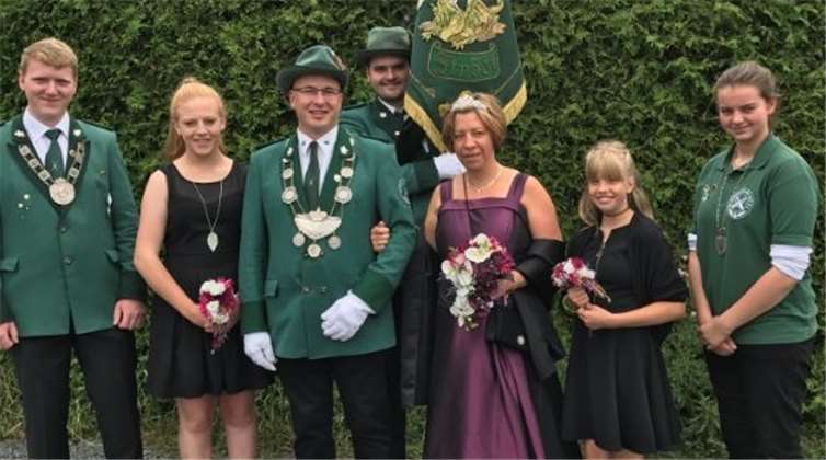 Das amtierende Königspaar Andreas und Silke Frings mit den Ehrendamen Linda und Thea Frings, den Jungschützenprinz Marco Mesenholl und die Schülerprinzessin Pia Becker.Andreas Frings