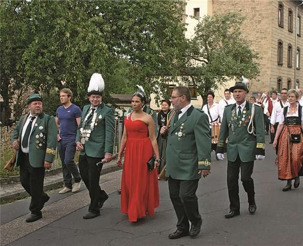Das amtierende Königspaar der St. Hubertus Schützenbruderschaft Niederoberweiler beim Festzug.