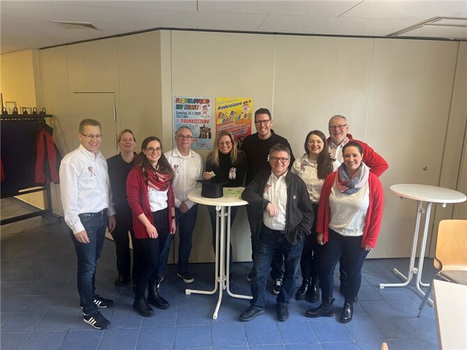 Das amtierende Prinzenpaar Dagmar I. und Florian I. und der Vorstand der KG Zesse Jecke.  Foto: Kristina Stürmer