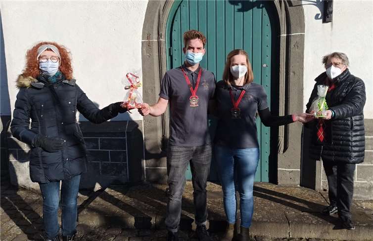 Das amtierende Prinzenpaar der Stadt Mendig erhält aus den Händen von Ursel Kummetz und Jutta Syré-Gross, beide Pfarrgemeinderat St. Genovefa, die Kerze überreicht. Foto: privat