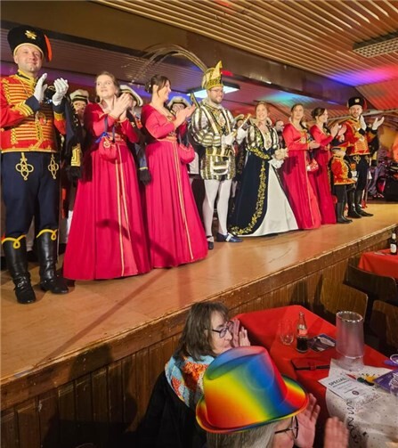 Das amtierende Prinzenpaar und sein Hofstaat freuten sich über eine gut gefüllte Jahnhalle.