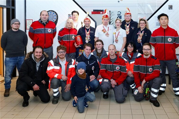 Das amtierende Remagener Prinzenpaar, Prinz Daniel I. und Prinzessin Sabrina I. statteten in Begleitung von Hofmarschall Hendrik Böhm, Säckelmeister Alexander Lembke sowie Hofdame Manuela Böhm und Fahrer Niklaas Gemein den ehrenamtlichen Einsatzkräften vom DRK-Ortsverein Remagen einen Besuch ab.