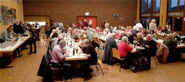 Das an Aschermittwoch im Forum Sankt Peter erstmals vom Chor angebotene abendliche ‚Heringsessen für jedermann/-frau‘ fand mit nahezu 80 externen Anmeldungen ebenfalls einen guten Zuspruch. Quellen: Gesangverein Mendelssohn Bartholdy