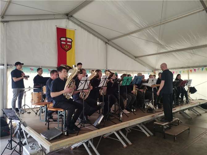 Das anderthalbstündige Platzkonzert sorgte für ausgelassene Stimmung im Kirmeszelt.  Foto: Walter Weber