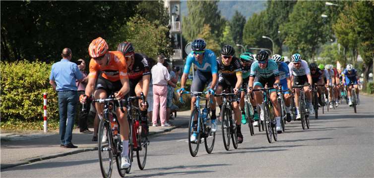 Das anführende Feld in Bad Ems (UCI ProContinental), Roompot-Nederlandse Loterij (NED) – Pieter Weening (UCI Continental) Heizomat Rad-Net (GER) – Patrick Haller, (UCI WorldTour) Movistar Team (ESP) – Jasha Sütterlin, (UCI Continental) Team Lotto- Kern Haus (GER) – Joshua Huppertz. MFU