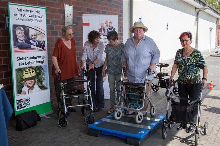 Das angebotene Rollatortraining fand viele interessierte Teilnehmer und Teilnehmerinnen.  Privat