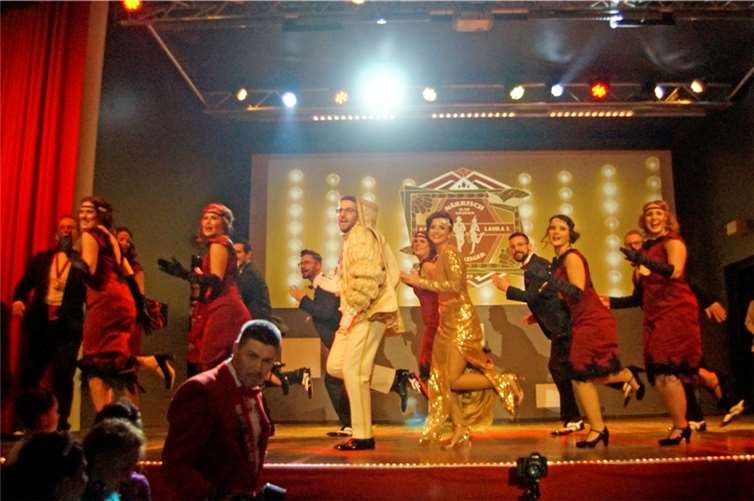 Das angehende große Prinzenpaar ließ es bereits beim Einschmarsch mit einem Showtanz richtig krachen. 