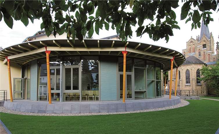 Das architektonisch gelungene Gemeindehaus lädt zu den bevorstehenden Einweihungsfeierlichkeiten ein.Rolf-Rüdiger Gottzein