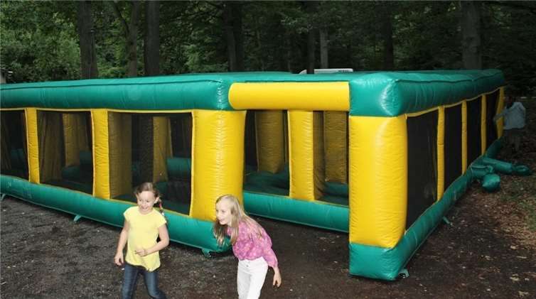 Es wurde gespeist, getrunken und gefeiert Das aufblasbare XXL Labyrinthwar ein Riesenerfolg bei den Kindern.