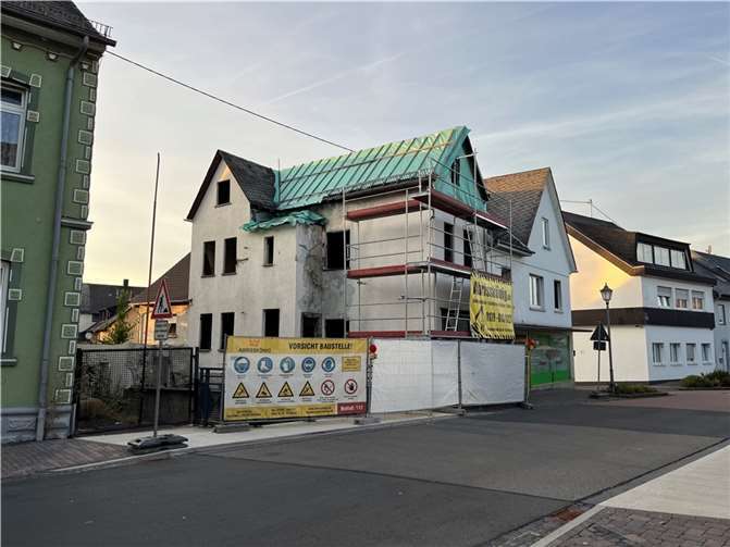 Das ausgebrannte Haus muss jetzt doch abgerissen werden. Foto: VG Selters