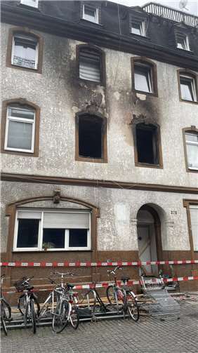Das ausgebrannte Mehrfamilienhaus in der Kapuzinerstraße.  Foto: privat