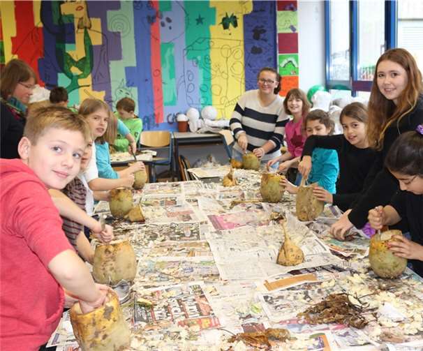 Das aushöhlen und bearbeiten der Rüben machte den Kindern viel Spaß.