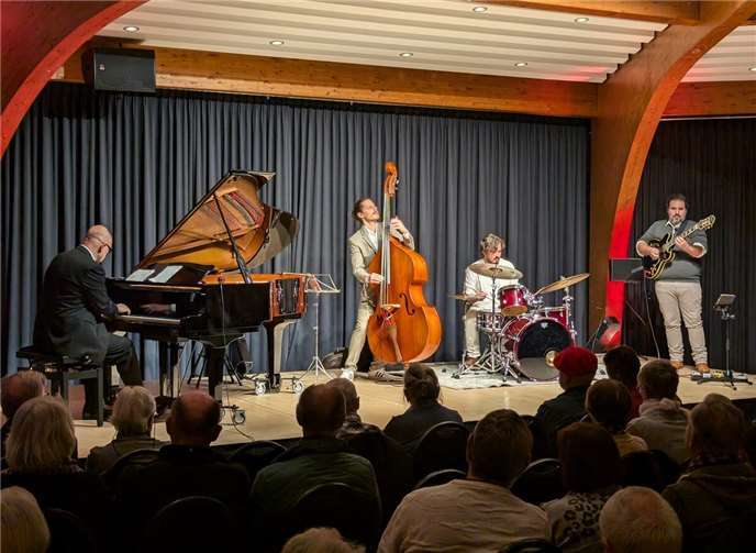 Das begeisterte Publikum forderte im Anschluss an das Konzert zahlreiche Zugaben.  Foto: Carina Voigt
