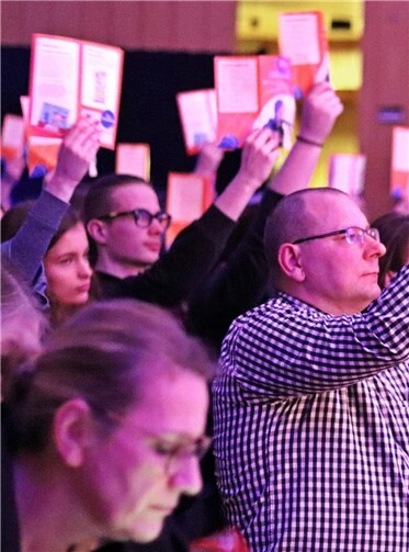 Das begeisterte Publikum stimmt ab über das Weiterkommen im Wettbewerb der jungen Dichter