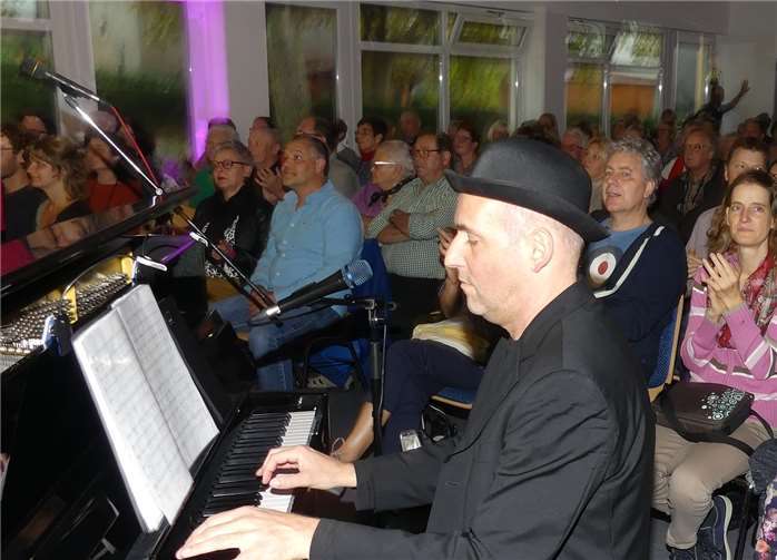 Das begeisterte Publikum verfolgte den Gesang nebst tollem Instrumentalspiel in der Alten Probstei.