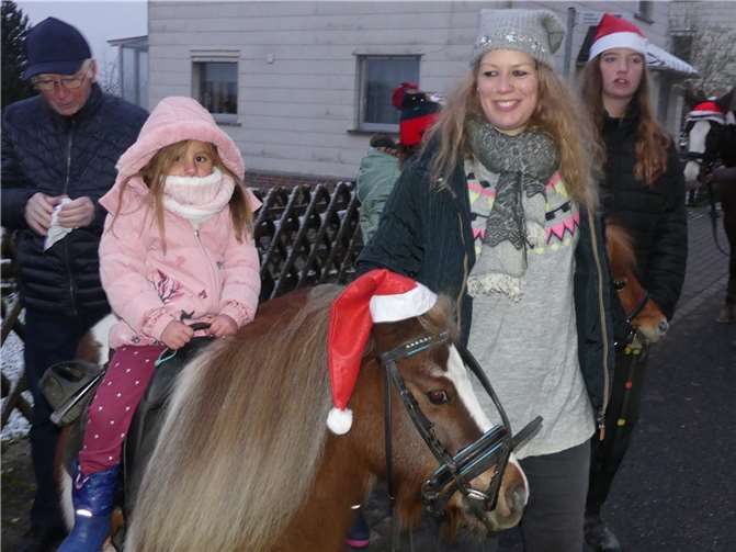 Das begleitete Weihnachtsponyreiten stand beim begeisterten Nachwuchs erneut hoch im Kurs.