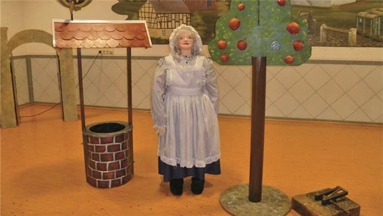 Das bekannte Märchen Frau Holle gefiel den Kindern sehr gut. privat