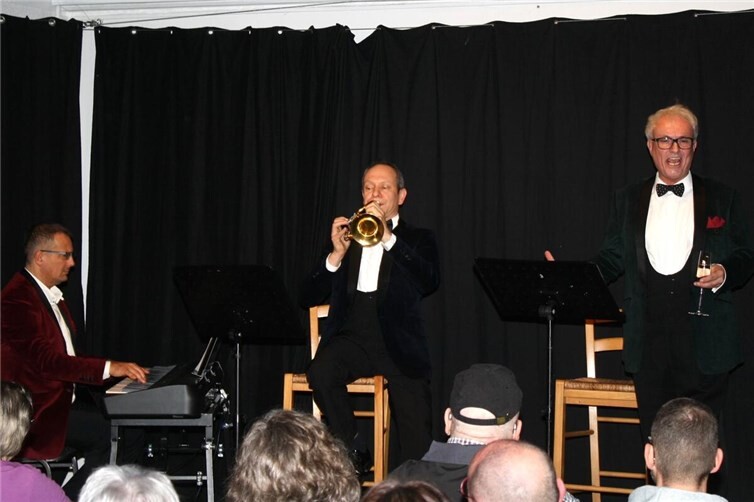 Das bekannte „Trio P“ Palazzo präsentierte auf der Kulturbühne Altes Wasserwerk in Kaisersesch ein mehrstündiges Konzert mit den größten Hits des unvergessenen Chansonniers Udo Jürgens.