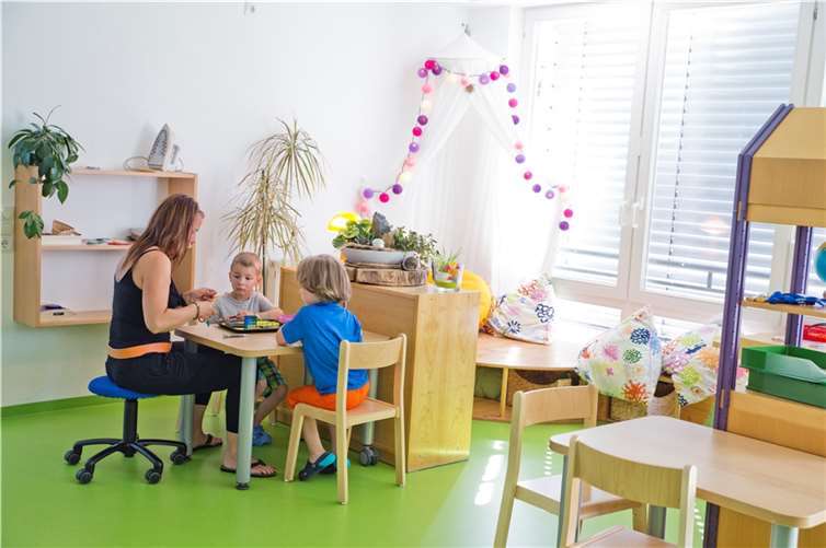 Das belastungsreduzierende Mobiliar, wie etwa höhenverstellbare Tische mit Rollen, erleichtert den Kita-Alltag für Kinder und Erzieherinnen.