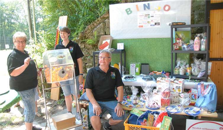 Das beliebte Bingo-Spiel organisiert OrtsbürgermeisterMartin Fischbach mit seiner Frau Angelika und Tochter Tina.