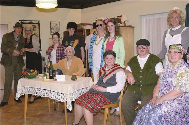 Das beliebte Ensemble des „Bremmer Knubbetheaters“ führte das Stück „Ä stärk Steck äm Colmätgleck“ auf und begeisterte auf ganzer Linie.Thomas Esser